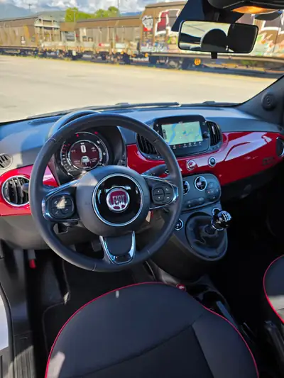 Fiat 500 1.0 Hybrid Red 2022 — Citadine écologique, 37 200 km, toit panoramique — Innenraum