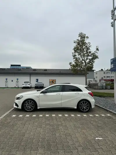 Mercedes-Benz A 45 AMG 4MATIC — 381 ch, transmission intégrale, sportivité maximale — côté
