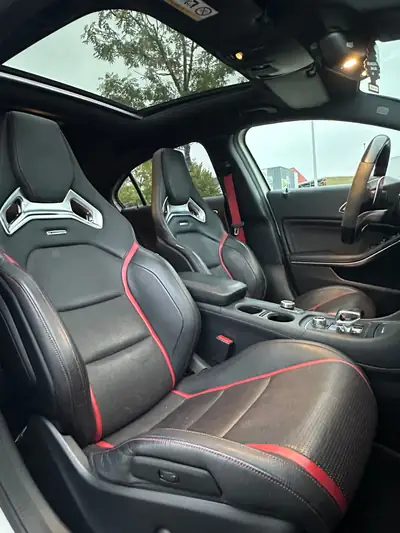 Mercedes-Benz A 45 AMG 4MATIC — 381 ch, transmission intégrale, sportivité maximale — intérieur