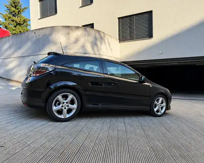 Opel Astra GTC 2.0 Turbo Sport — Coupé dynamique, révision complète & freins neufs — rear view