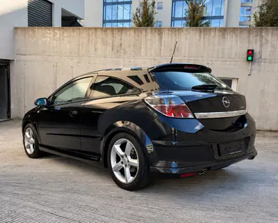 Opel Astra GTC 2.0 Turbo Sport — Coupé dynamique, révision complète & freins neufs — dashboard