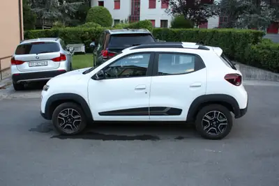 Dacia Spring Comfort — Citadine électrique compacte, très faible kilométrage — fianco