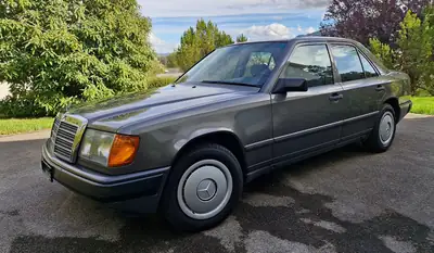 Mercedes-Benz E 260 W124 — Berline élégante des années 1989, première main suisse — vue extérieure