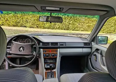 Mercedes-Benz E 260 W124 — Berline élégante des années 1989, première main suisse — arrière