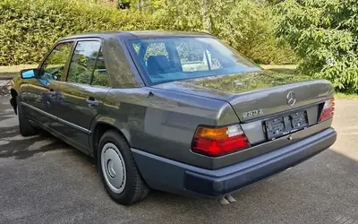 Mercedes-Benz E 260 W124 — Berline élégante des années 1989, première main suisse — côté