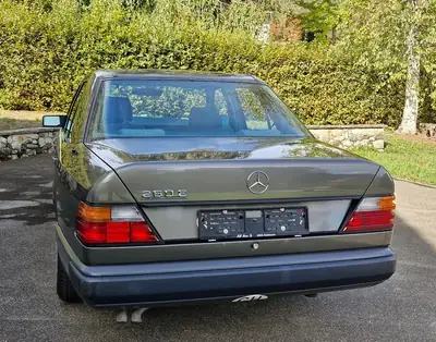Mercedes-Benz E 260 W124 — Berline élégante des années 1989, première main suisse — tableau de bord
