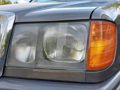Mercedes-Benz E 260 W124 — Berline élégante des années 1989, première main suisse — détail