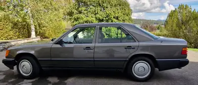 Mercedes-Benz E 260 W124 — Berline élégante des années 1989, première main suisse — Miniature 7