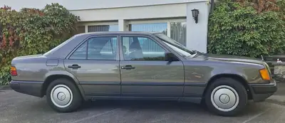 Mercedes-Benz E 260 W124 — Berline élégante des années 1989, première main suisse — Miniature 8