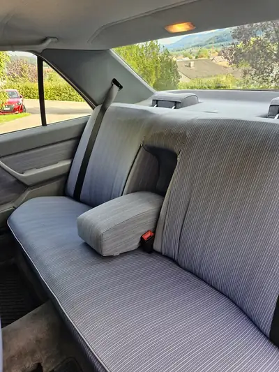 Mercedes-Benz E 260 W124 — Berline élégante des années 1989, première main suisse — Miniature 10