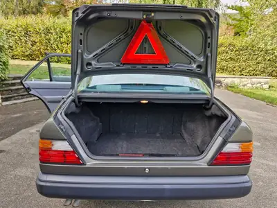 Mercedes-Benz E 260 W124 — Berline élégante des années 1989, première main suisse — Miniature 11