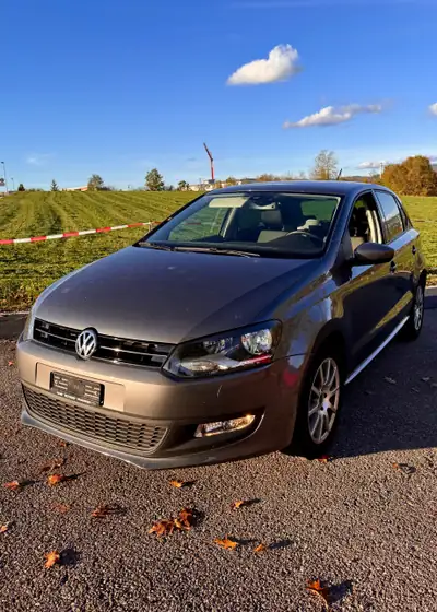 VW Polo 1.2 TSI 105 DSG — Citadine automatique fiable, MFK valide, équipée Navi — vista esterna