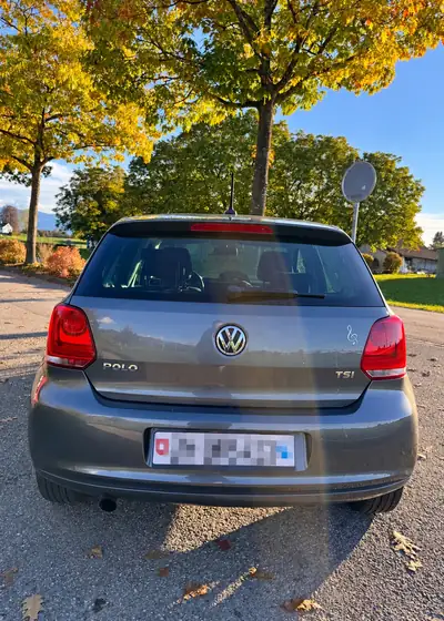 VW Polo 1.2 TSI 105 DSG — Citadine automatique fiable, MFK valide, équipée Navi — vista posteriore