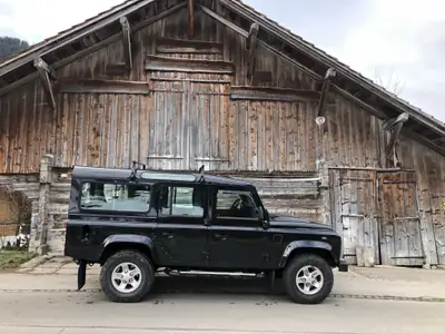 Land Rover Defender 2.2 TD4 SW — SUV robuste et fiable, 286'000 km documentés — fianco