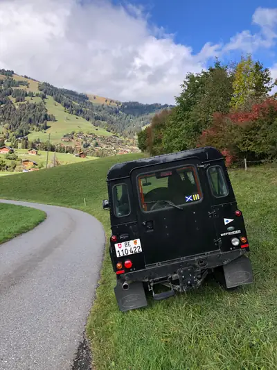 Land Rover Defender 2.2 TD4 SW — SUV robuste et fiable, 286'000 km documentés — interni