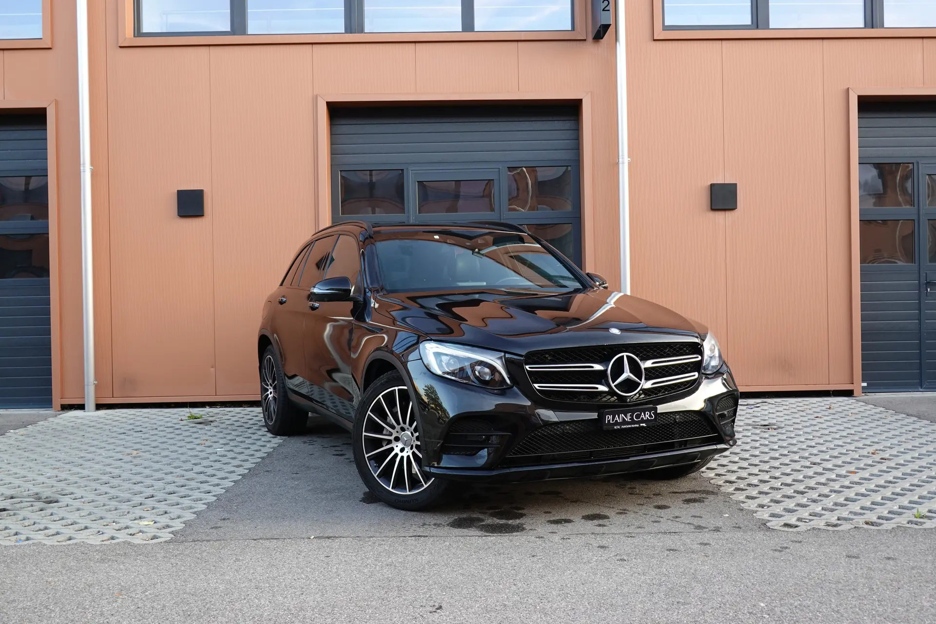 Mercedes-Benz GLC 250 AMG Line 4Matic — SUV premium noir, toit ouvrant et sièges chauffants