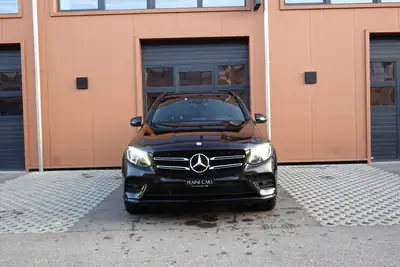 Mercedes-Benz GLC 250 AMG Line 4Matic — SUV premium noir, toit ouvrant et sièges chauffants — side view