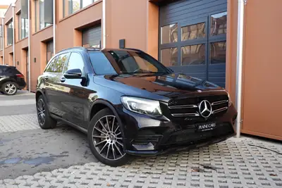 Mercedes-Benz GLC 250 AMG Line 4Matic — SUV premium noir, toit ouvrant et sièges chauffants — detail