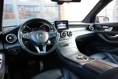 Mercedes-Benz GLC 250 AMG Line 4Matic — SUV premium noir, toit ouvrant et sièges chauffants — Thumbnail 13