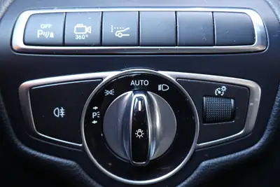 Mercedes-Benz GLC 250 AMG Line 4Matic — SUV premium noir, toit ouvrant et sièges chauffants — Thumbnail 16