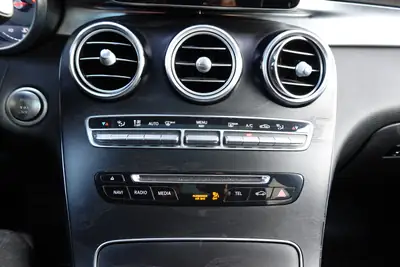 Mercedes-Benz GLC 250 AMG Line 4Matic — SUV premium noir, toit ouvrant et sièges chauffants — Thumbnail 18