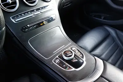Mercedes-Benz GLC 250 AMG Line 4Matic — SUV premium noir, toit ouvrant et sièges chauffants — Thumbnail 17