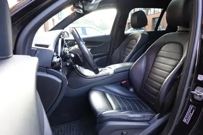 Mercedes-Benz GLC 250 AMG Line 4Matic — SUV premium noir, toit ouvrant et sièges chauffants — Thumbnail 25