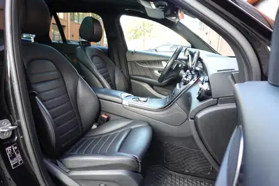 Mercedes-Benz GLC 250 AMG Line 4Matic — SUV premium noir, toit ouvrant et sièges chauffants — Thumbnail 26