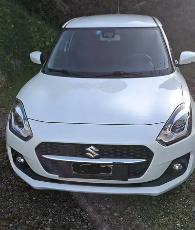 Suzuki Swift 1.2 Hybrid Top — Citadine économe avec caméra de recul et navigation — exterior view