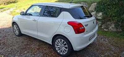 Suzuki Swift 1.2 Hybrid Top — Citadine économe avec caméra de recul et navigation — rear view