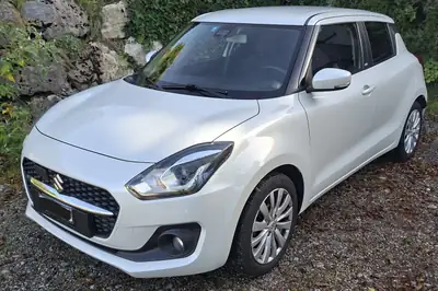 Suzuki Swift 1.2 Hybrid Top — Citadine économe avec caméra de recul et navigation — side view