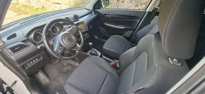 Suzuki Swift 1.2 Hybrid Top — Citadine économe avec caméra de recul et navigation — dashboard