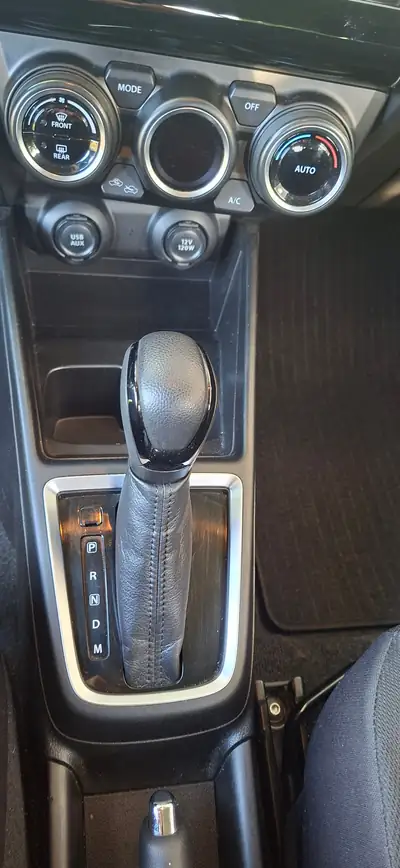 Suzuki Swift 1.2 Hybrid Top — Citadine économe avec caméra de recul et navigation — detail