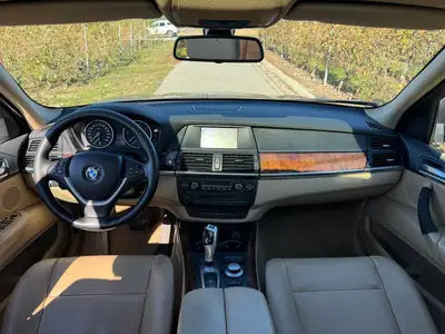 BMW X5 3.0d E70 — SUV prestige 7 places, motorisation robuste et capacité de remorquage — interior