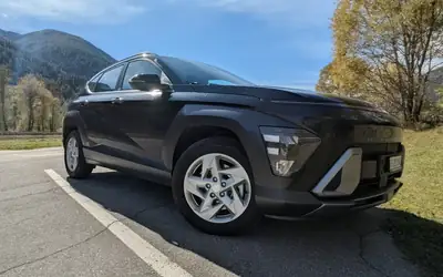 Hyundai Kona 1.6 T-GDi 4WD — SUV compact dynamique, moteur turbo haute performance — fianco