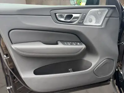 Volvo XC60 2.0 T8 TE Black Edition — Hybride rechargeable haute performance, quasi neuf — Thumbnail 19