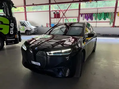 BMW iX xDrive50 — SUV électrique premium 523 ch, kilométrage modéré — vue extérieure