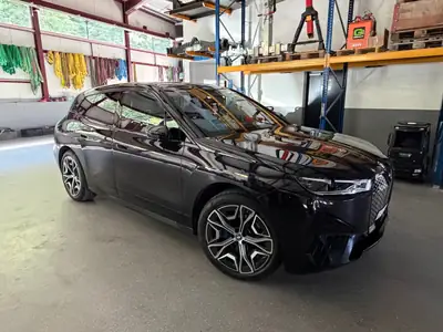 BMW iX xDrive50 — SUV électrique premium 523 ch, kilométrage modéré — côté