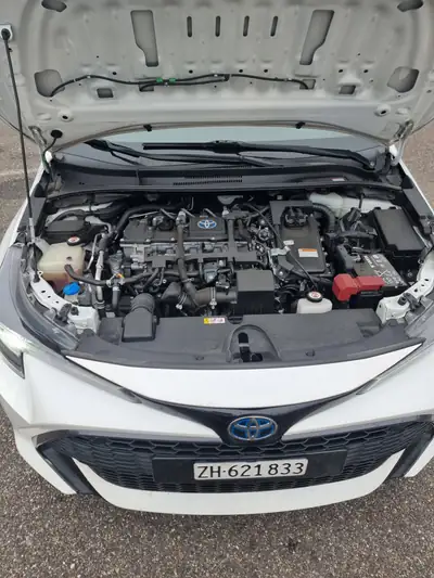 Toyota Corolla 1.8 HSD Comfort — Berline break hybride économique, 304000 km — exterior view