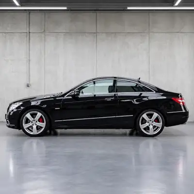 Mercedes-Benz E 250 CGI BlueEFFiciency — Coupé sportif, 64 500 km, sans sinistre — vue extérieure