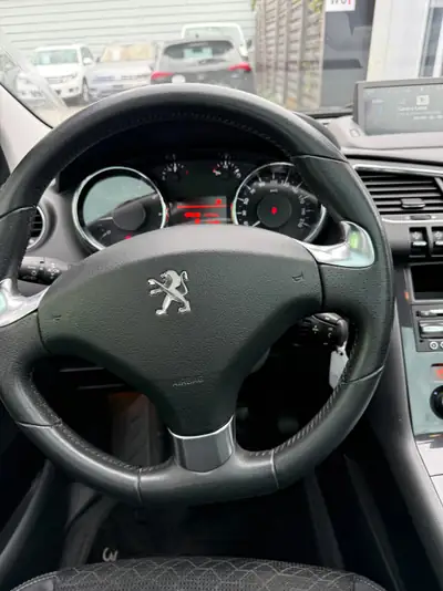 Peugeot 3008 1.6 T Allure — SUV urbain robuste, entretien Peugeot complet — Miniature 9