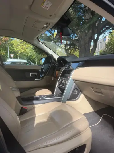 Land Rover Discovery Sport 2.0 TD4 HSE Luxury — SUV polyvalent diesel, 120'000 km, garantie fiabilité — rear view