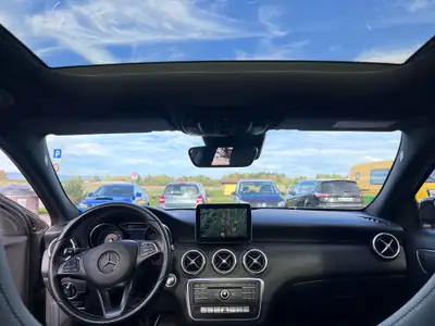 Mercedes-Benz Classe A 200 Night Star — Berline compacte élégante, 162'000 km, entretien Mercedes — intérieur