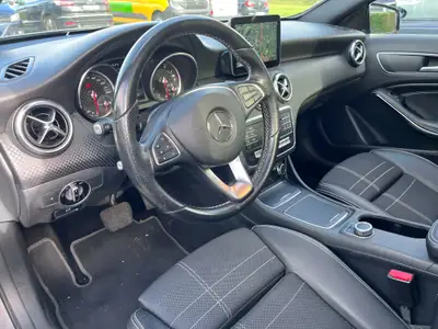 Mercedes-Benz Classe A 200 Night Star — Berline compacte élégante, 162'000 km, entretien Mercedes — tableau de bord