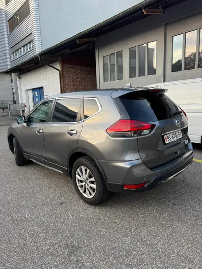 Nissan X-Trail 2.0 dCi Acenta 4x4 — SUV 7 places, diesel efficace, 115'000 km — rear view