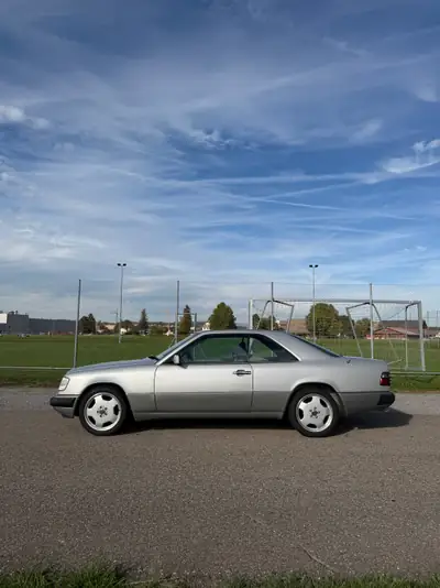 Mercedes-Benz 300 CE — Coupé sportif classique, motorisation 180 ch automatique — side view