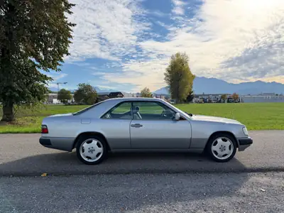 Mercedes-Benz 300 CE — Coupé sportif classique, motorisation 180 ch automatique — detail