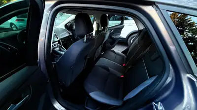 Ford Focus 1.6i VCT Trend PowerShift — Berline compacte fiable, consommation maîtrisée — Miniature 9