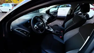Ford Focus 1.6i VCT Trend PowerShift — Berline compacte fiable, consommation maîtrisée — Miniature 8