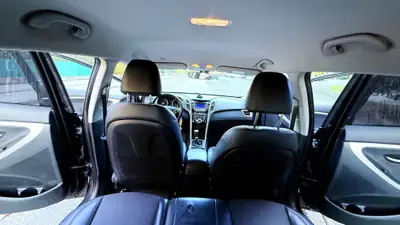 Hyundai i30 Wagon 1.6 GDI Style — Monospace familial fiable, 125'000 km — Miniature 8